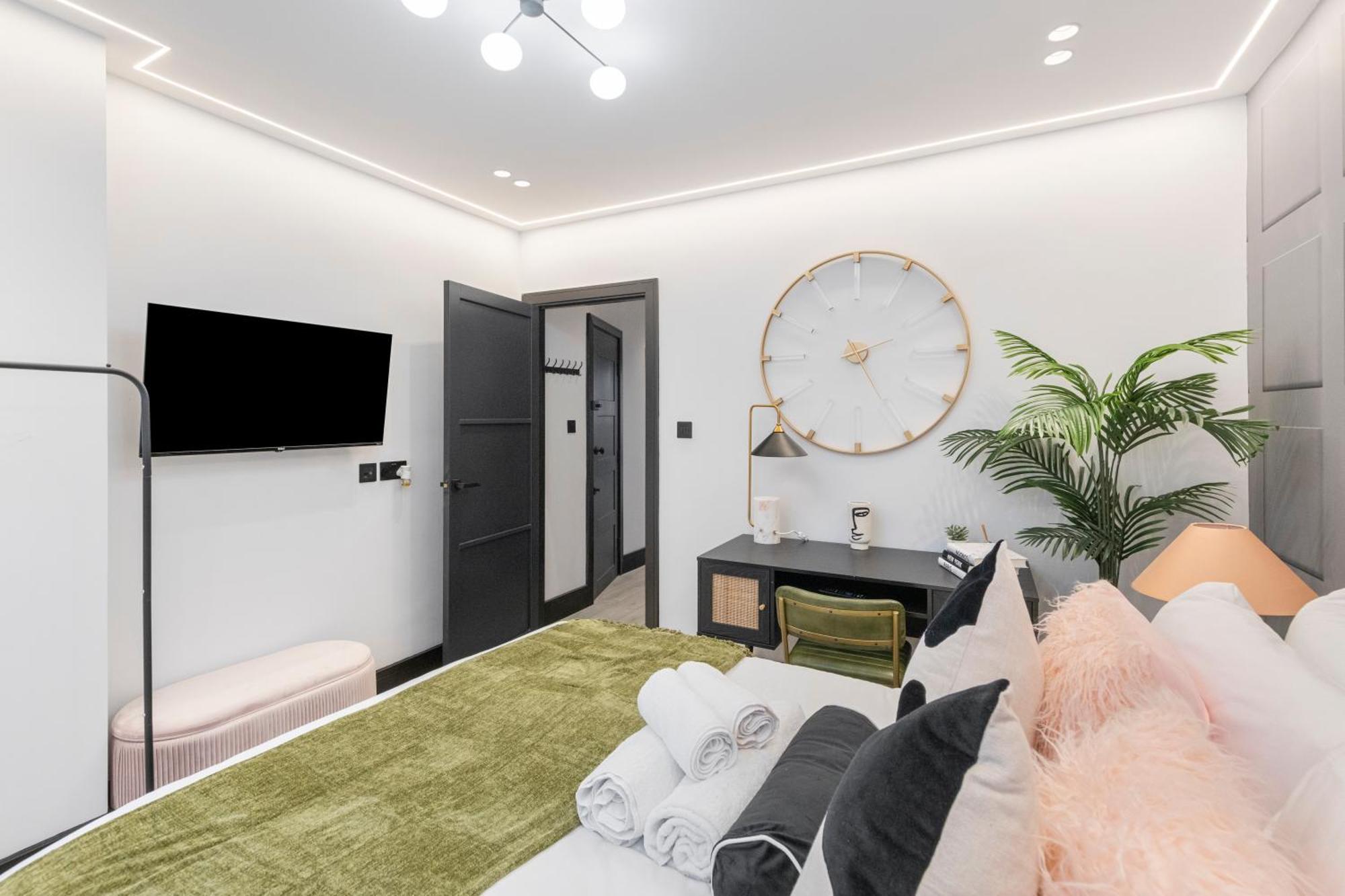 شقة Unwind In Style 2Br With Cozy Backyard For Groups لندن المظهر الخارجي الصورة