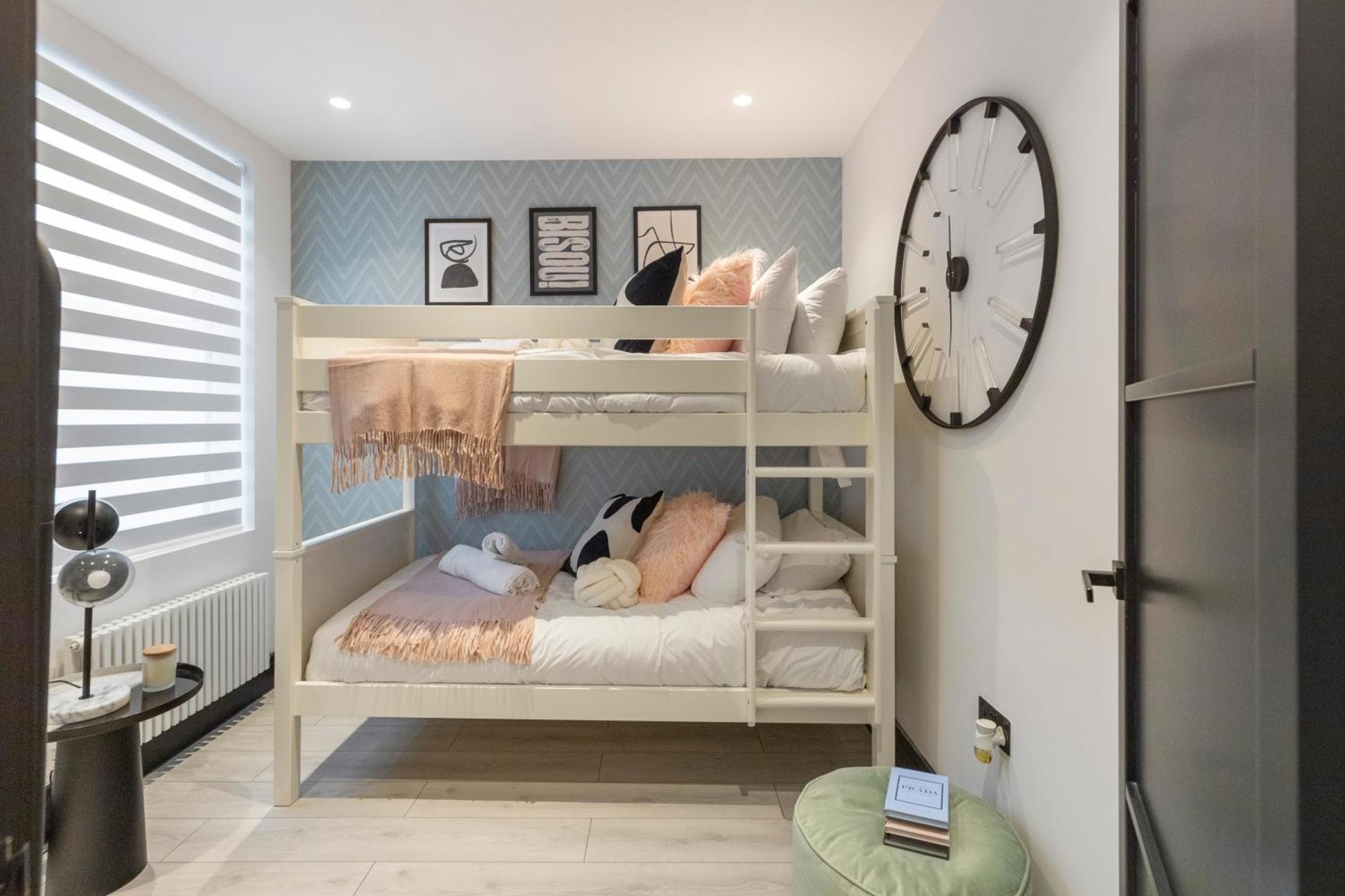 شقة Unwind In Style 2Br With Cozy Backyard For Groups لندن المظهر الخارجي الصورة