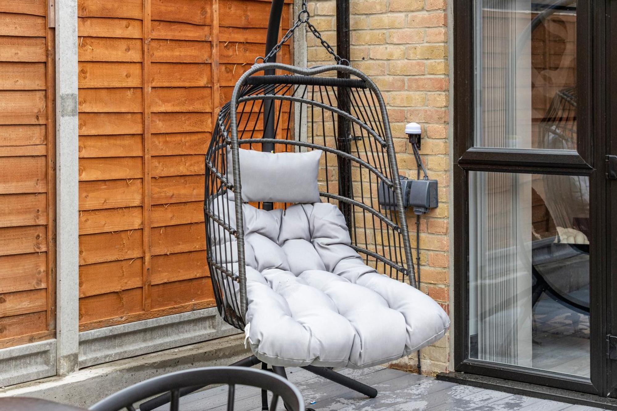 شقة Unwind In Style 2Br With Cozy Backyard For Groups لندن المظهر الخارجي الصورة