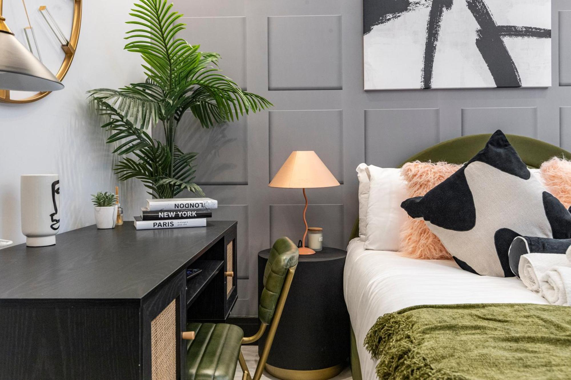 شقة Unwind In Style 2Br With Cozy Backyard For Groups لندن المظهر الخارجي الصورة