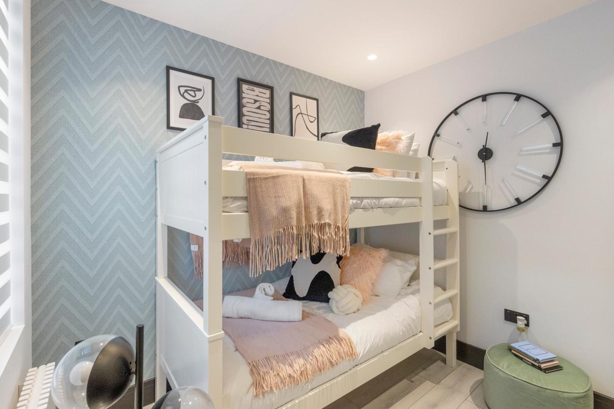 شقة Unwind In Style 2Br With Cozy Backyard For Groups لندن المظهر الخارجي الصورة
