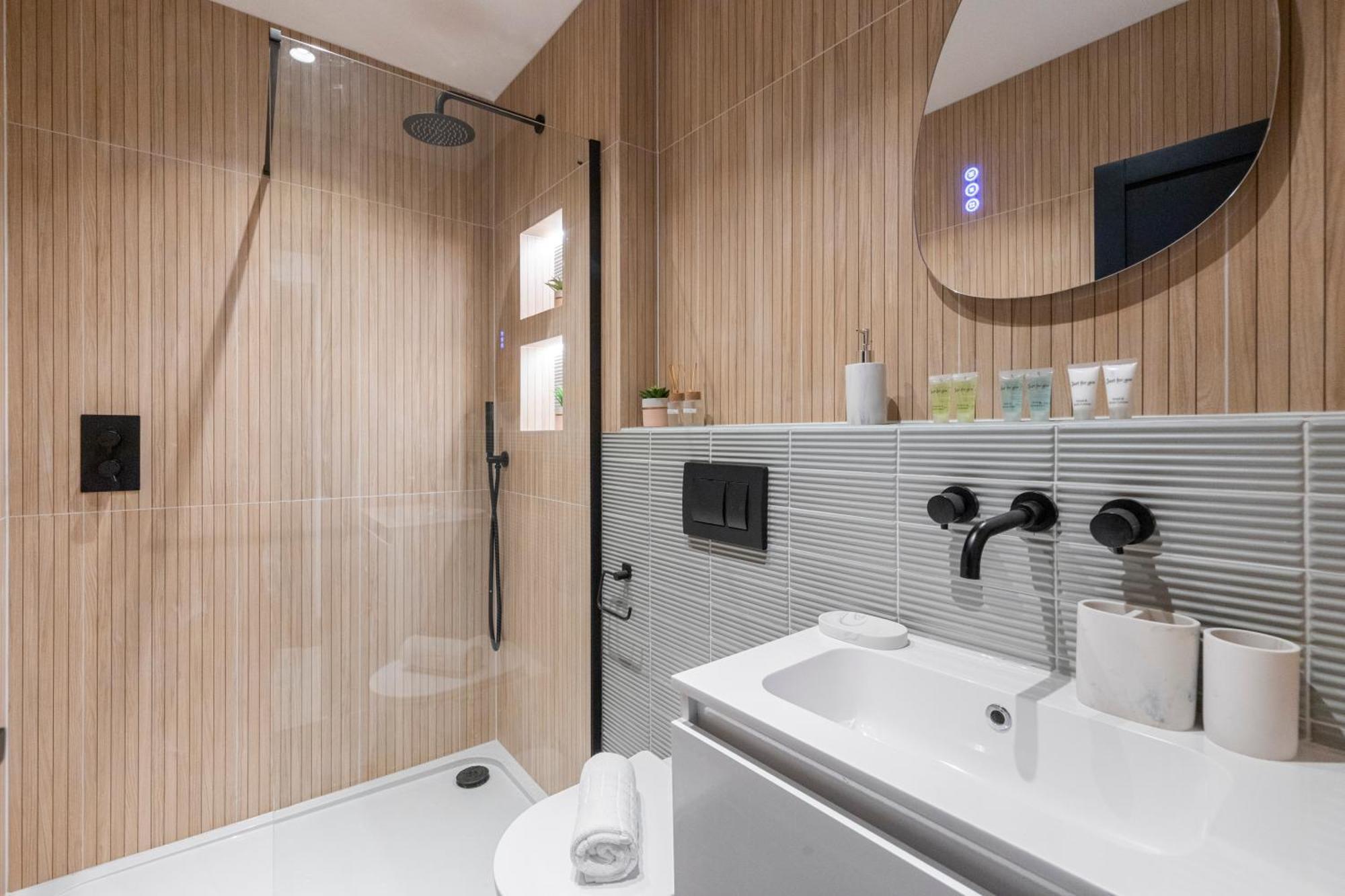 شقة Unwind In Style 2Br With Cozy Backyard For Groups لندن المظهر الخارجي الصورة