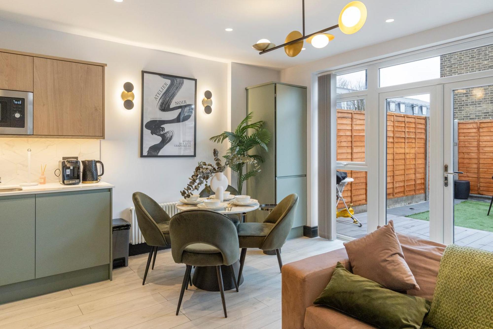 شقة Unwind In Style 2Br With Cozy Backyard For Groups لندن المظهر الخارجي الصورة