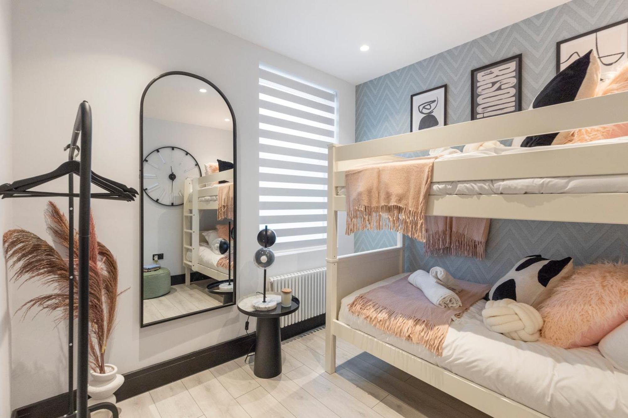 شقة Unwind In Style 2Br With Cozy Backyard For Groups لندن المظهر الخارجي الصورة