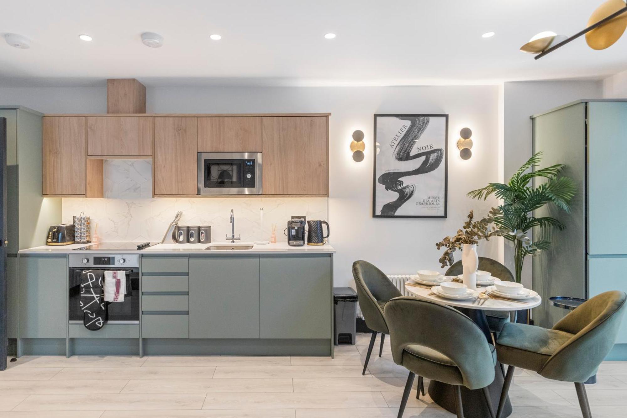 شقة Unwind In Style 2Br With Cozy Backyard For Groups لندن المظهر الخارجي الصورة