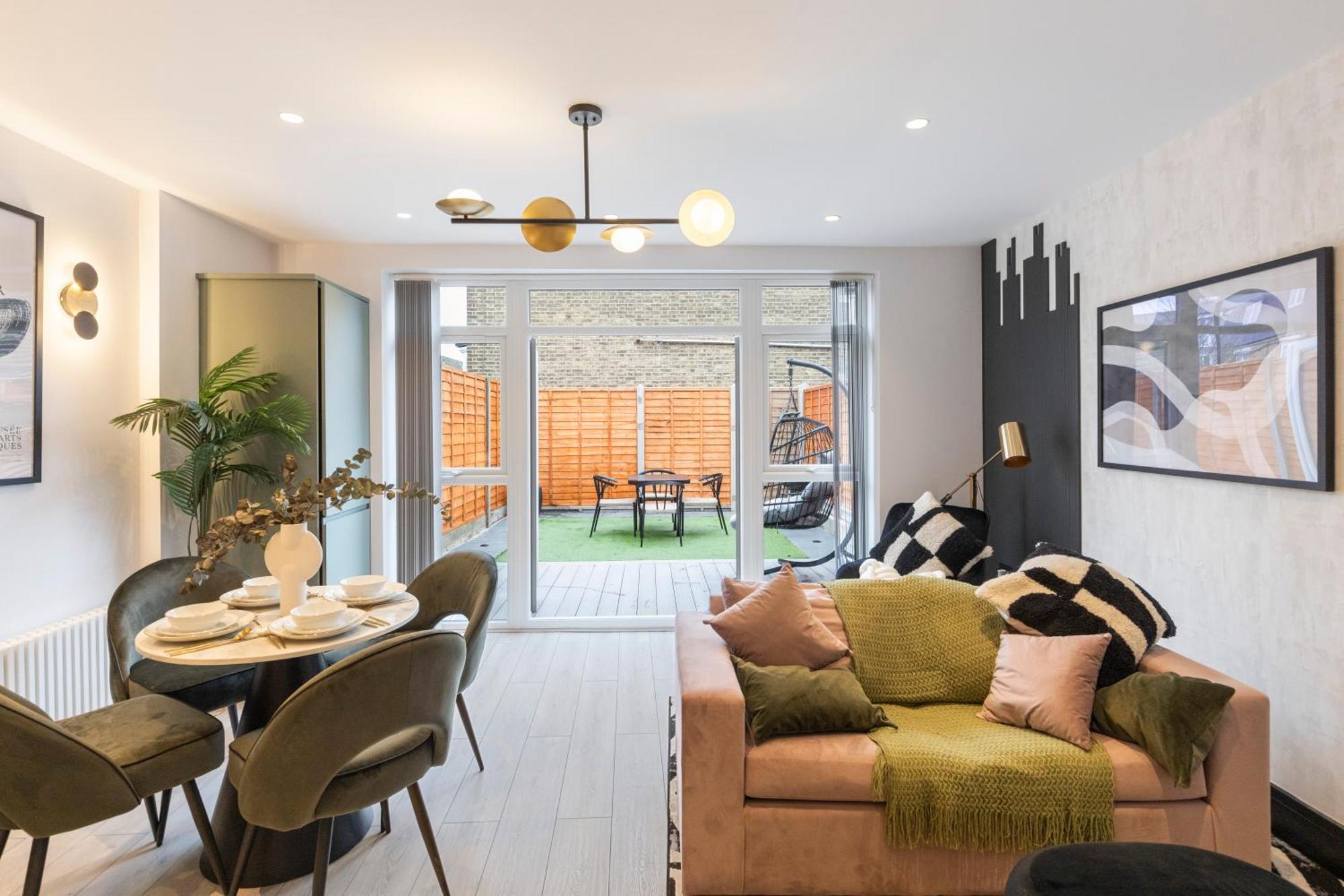 شقة Unwind In Style 2Br With Cozy Backyard For Groups لندن المظهر الخارجي الصورة