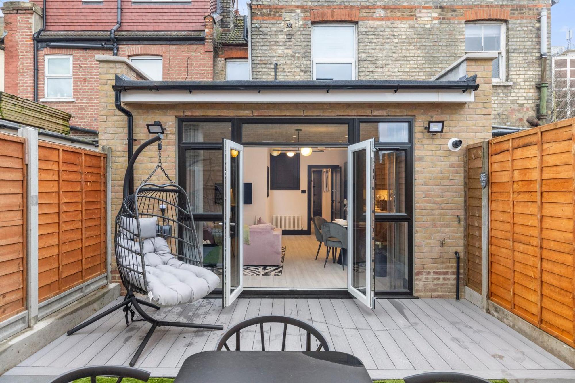 شقة Unwind In Style 2Br With Cozy Backyard For Groups لندن المظهر الخارجي الصورة