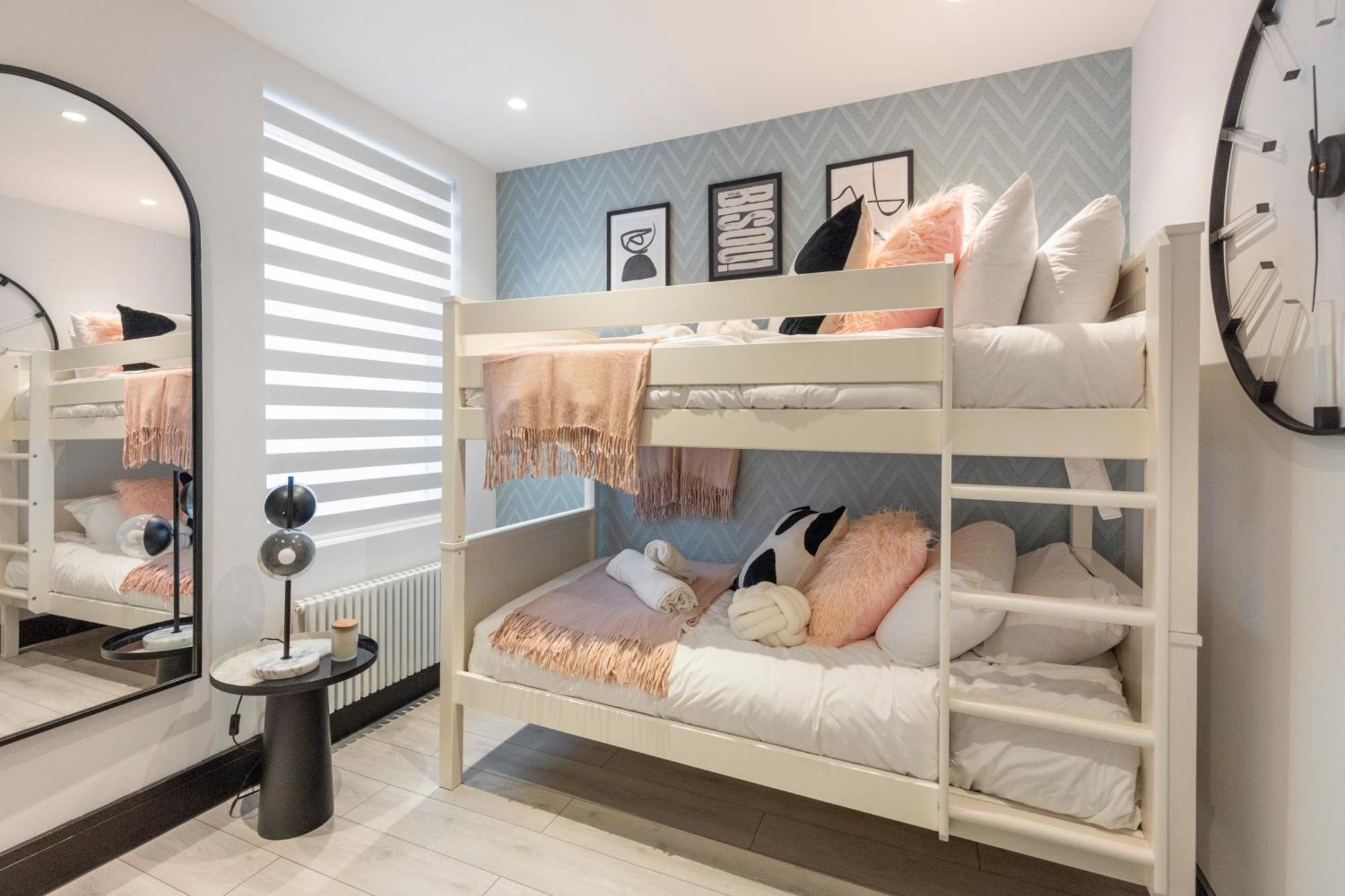 شقة Unwind In Style 2Br With Cozy Backyard For Groups لندن المظهر الخارجي الصورة