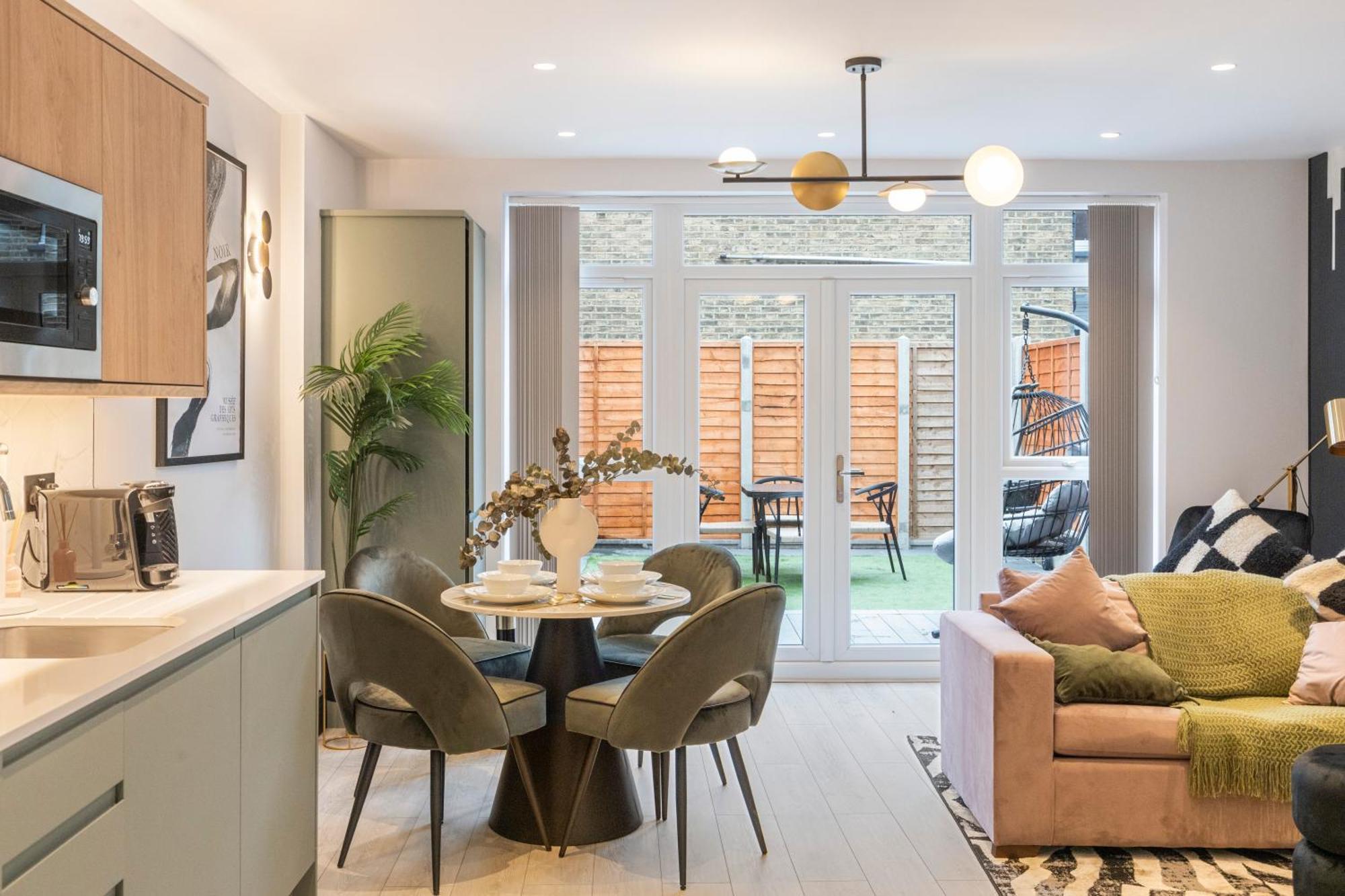 شقة Unwind In Style 2Br With Cozy Backyard For Groups لندن المظهر الخارجي الصورة