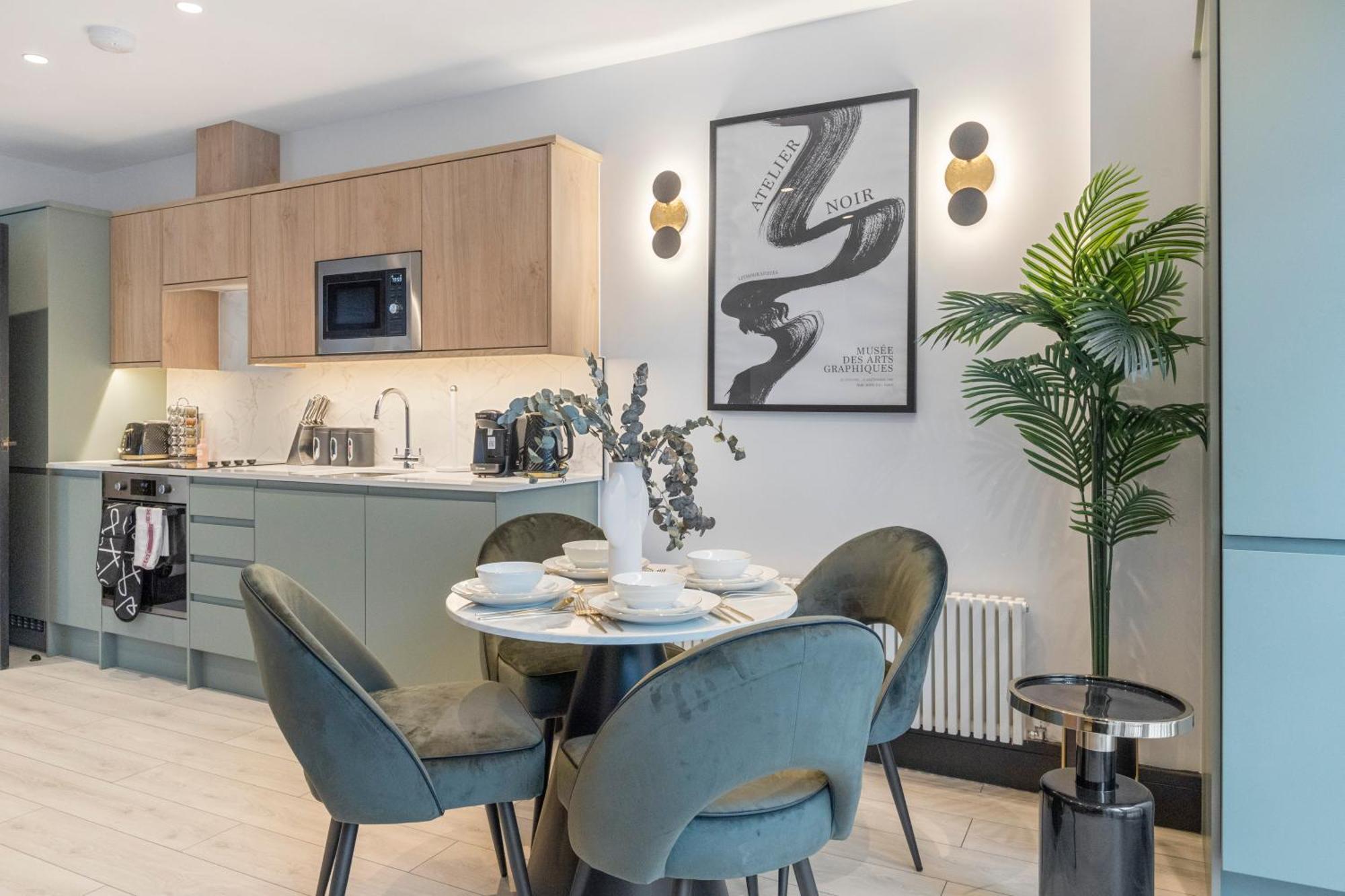شقة Unwind In Style 2Br With Cozy Backyard For Groups لندن المظهر الخارجي الصورة