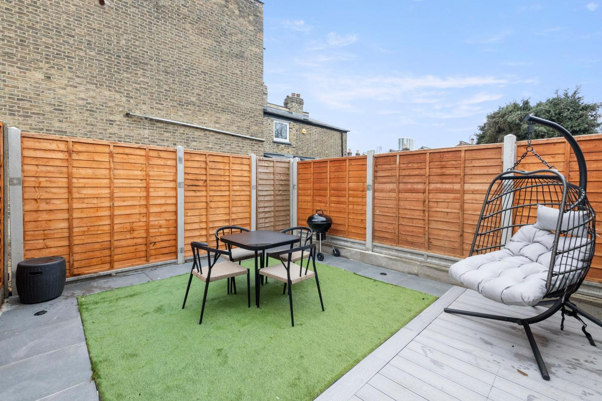 شقة Unwind In Style 2Br With Cozy Backyard For Groups لندن المظهر الخارجي الصورة