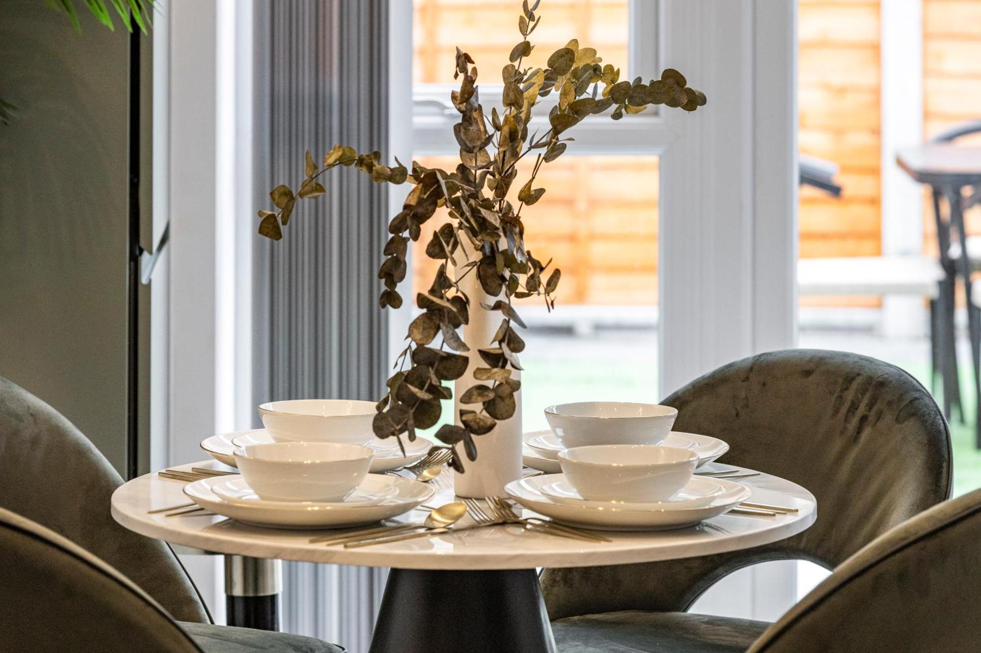 شقة Unwind In Style 2Br With Cozy Backyard For Groups لندن المظهر الخارجي الصورة
