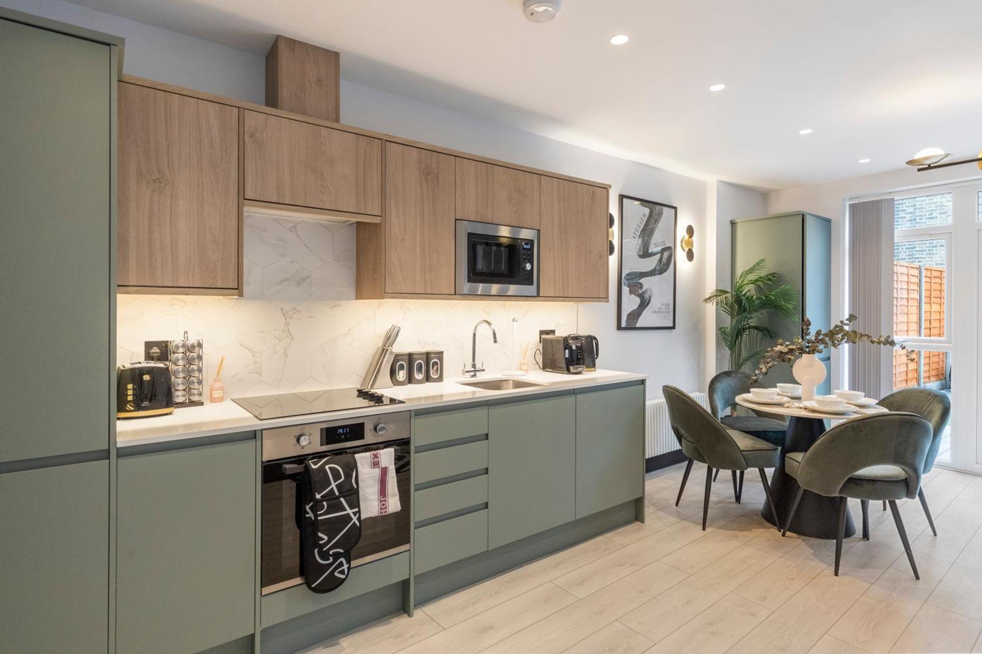 شقة Unwind In Style 2Br With Cozy Backyard For Groups لندن المظهر الخارجي الصورة